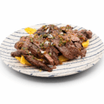 Entraña al carbón con chimichurri y sus patatas fritas